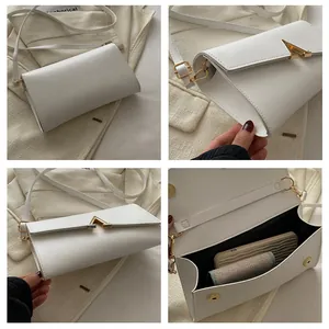 Vues détaillées du sac bandoulière blanc rectangulaire avec boucle en V dorée et rangement