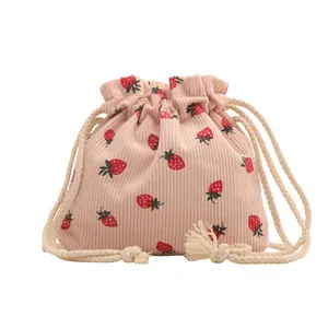 Sac seau en velours côtelé rose avec imprimé fraise et fermeture à cordon