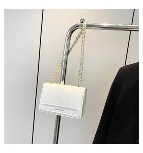 Détail du sac matelassé blanc avec bandoulière dorée et lettrage doré Fashion & Bags
