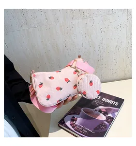 Detalle del bolso de pana rosa con estampado de fresas y monedero redondo a juego