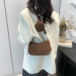 Bolso bandolera de pana marrón con estampado de fresas y estuche pequeño