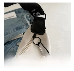Détail du sac fourre-tout en nylon blanc avec fermeture éclair en métal et mousqueton