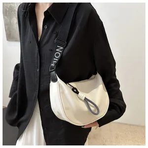Détail du sac demi-lune en cuir PU ivoire avec bandoulière réglable à lettres HION