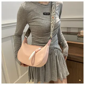 Sac hobo rose avec bandoulière jacquard géométrique et tirette de zip en corde tressée