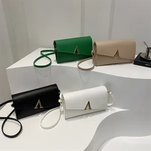 Sacs à bandoulière minimalistes en vert, beige, noir et blanc avec boucles en métal