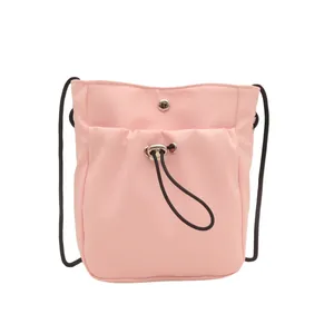 Minimalistische roze nylon crossbody telefoontas met zwart trekkoord en zilveren knoop