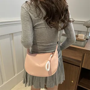 Sac hobo rose clair en bandoulière avec sangle géométrique et décoration de corde