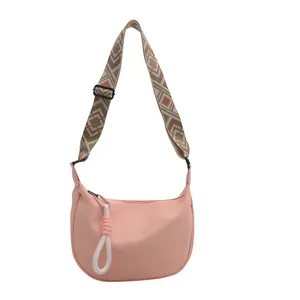 Sac bandoulière hobo rose avec large bandoulière tissée et finition en nylon lisse