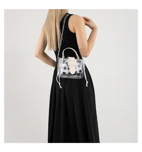 Detailaanzicht van de transparante PVC-handtas met geruite binnentas op een model