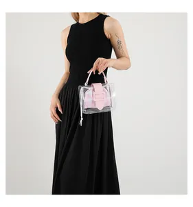 Detail van roze PVC handtas met een geruite binnenzak met trekkoord voor dames