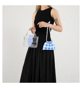 Detail van transparante PVC tas met blauw handvat en gingham trekkoord zakje
