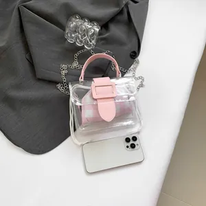 Transparante roze PVC-handtas met geruite binnenzak en zilveren kettingriem