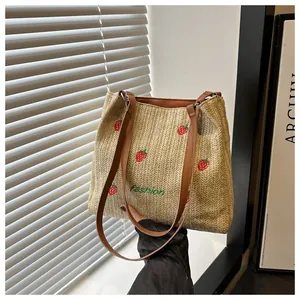 Détail de la broderie fraise et de la texture tressée sur ce sac de plage d'été
