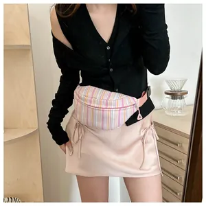 Dettaglio della borsa a tracolla in nylon a righe colorate con fibbia rosa