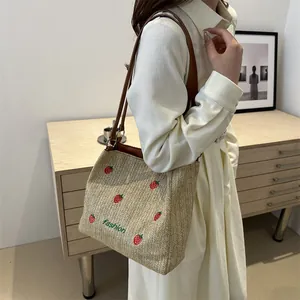 Sac cabas en paille beige avec broderie fraise et bretelles en cuir marron
