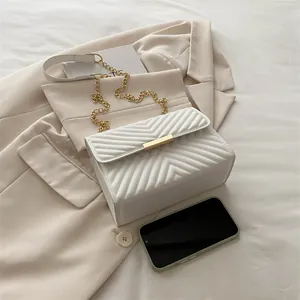 Sac bandoulière matelassé blanc avec chaîne dorée et fermoir en métal élégant