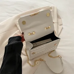 Petit sac carré blanc matelassé en V avec bandoulière chaîne dorée et fermoir aimanté