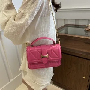 Sac bandoulière matelassé rose vif avec chaîne dorée et fermeture à boucle métallique