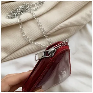 Nahaufnahme der roten herzförmigen Mini-Tasche aus Lackleder mit Kette und Reißverschluss