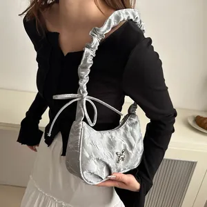 Sac sous le bras plissé argenté chic avec bandoulière à volants et papillon