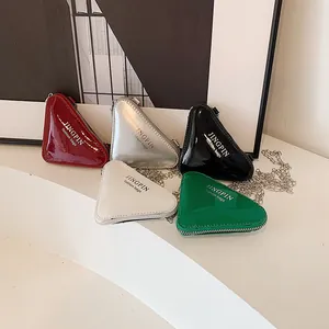 Minimalistische dreieckige Lackleder-Umhängetaschen mit Silberketten in fünf bunten Farben