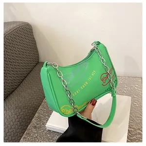 Dettaglio borsa hobo verde smeraldo con stampa graffiti e catena d'argento