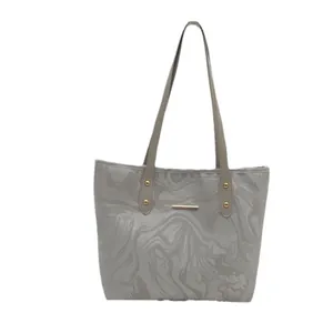 Sac fourre-tout chic à motif marbre gris avec garniture dorée et fines lanières