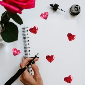 Primer plano de gemas rojas con corte de corazón, múltiples facetas y reflejos brillantes