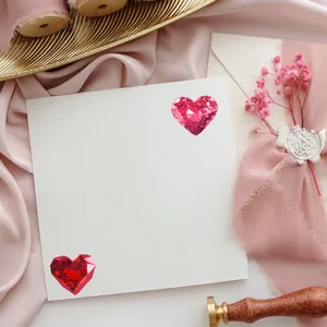 Vista macro de gemas rojas de corazón sobre tarjeta para decoración de regalos