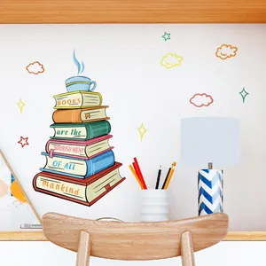 Detail der bunten Bücherstapel und Kaffeetassen Wandsticker mit inspirierendem Text