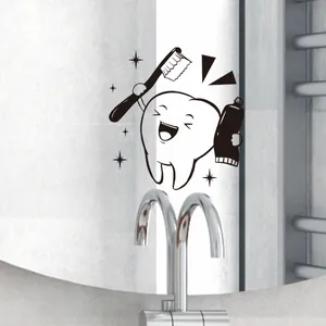 Detalle de un vinilo decorativo autoadhesivo de diente infantil para espejo de baño