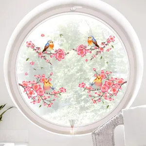 Detalle de pegatinas de pared acuarela con pájaros y flores rosas en ventana blanca