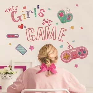 Sticker mural manette de jeu en cœur rose avec citation This Girl's Got Game