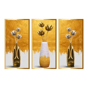 Modernes Triptychon Wandbild mit abstrakten goldenen Blumenvasen und Blumendesigns
