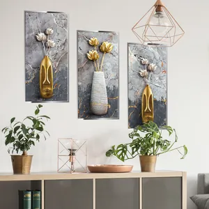 Modernes 3D-Relief-Wandbild-Set mit goldenen Vasen und Blumen auf Marmor-Hintergrund