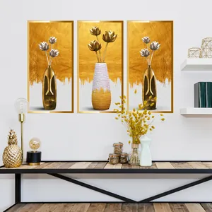 Detailansicht luxuriöser gold-weißer Triptychon-Wandbilder mit minimalistischen Blumenvasen