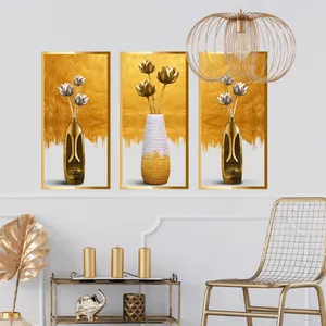 Details dreiteiliger Leinwandkunst mit goldenen Vasen auf grauem Wandhintergrund