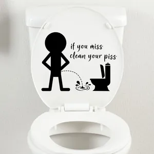 Détail de l'autocollant de toilette en vinyle avec un slogan amusant sur un couvercle blanc