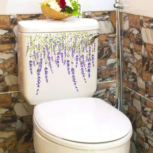 Vue détaillée de stickers lavande violette appliqués sur un réservoir de WC blanc