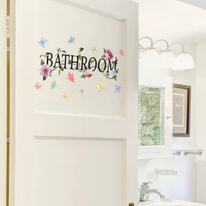 Badezimmer Wandaufkleber mit bunten Rosen und Schmetterlingen auf weißer Tür