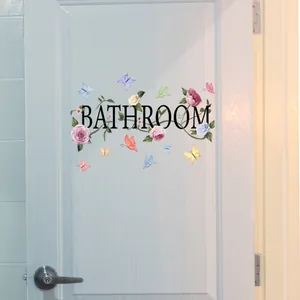 Florales Badezimmer-Wandaufkleber mit bunten Rosen und Schmetterlingen an der Tür