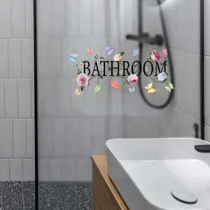 Detail der Badezimmer Wandtattoo mit Blumen und Schmetterlingen auf der Glasduschtür