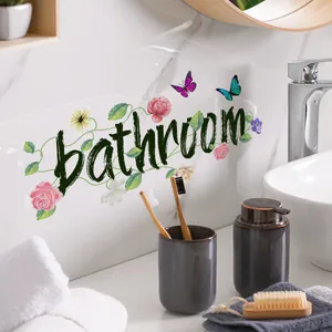 Detail eines wasserfesten Badezimmer-Wandaufklebers mit Blumenmuster auf Marmorfliesen