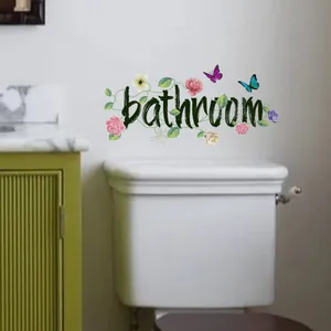 Detail eines Blumen Badezimmer Wandtattoos mit bunten Blumen und Schmetterling auf Wand