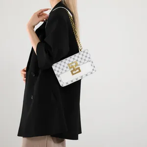 Sac bandoulière blanc élégant avec motifs géométriques et chaîne dorée pour femme