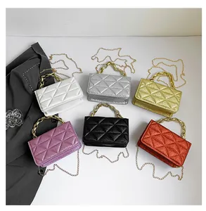 Bolsos bandolera de acrílico acolchado en varios colores con asas de cadena dorada