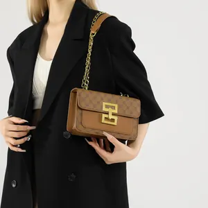 Sac à bandoulière marron rétro avec motif monogramme et chaîne dorée élégante