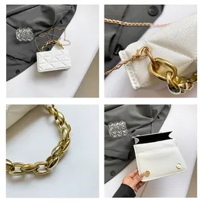 Detalle de bolso blanco acolchado geométrico con cadenas doradas y cierre magnético