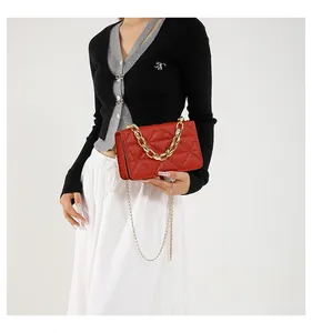 Bolso bandolera de lentejuelas rojas con cadena dorada mostrado en una modelo