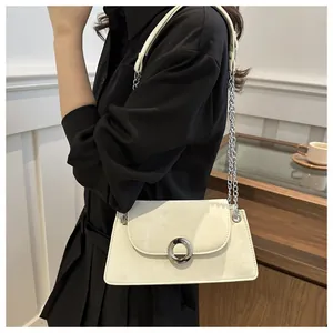Détail du sac bandoulière crème en cuir avec chaîne argentée et boucle ronde en métal